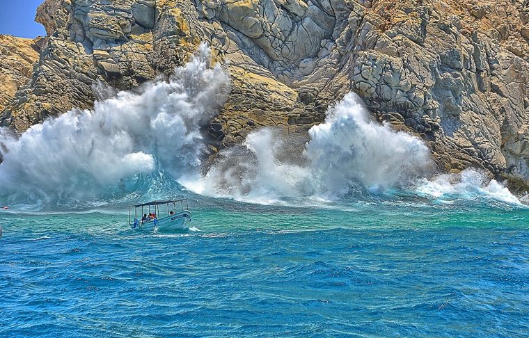 Lovers Shore Break, Mexico